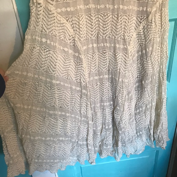 Flattering Lace Dress - Picture 5 of 7